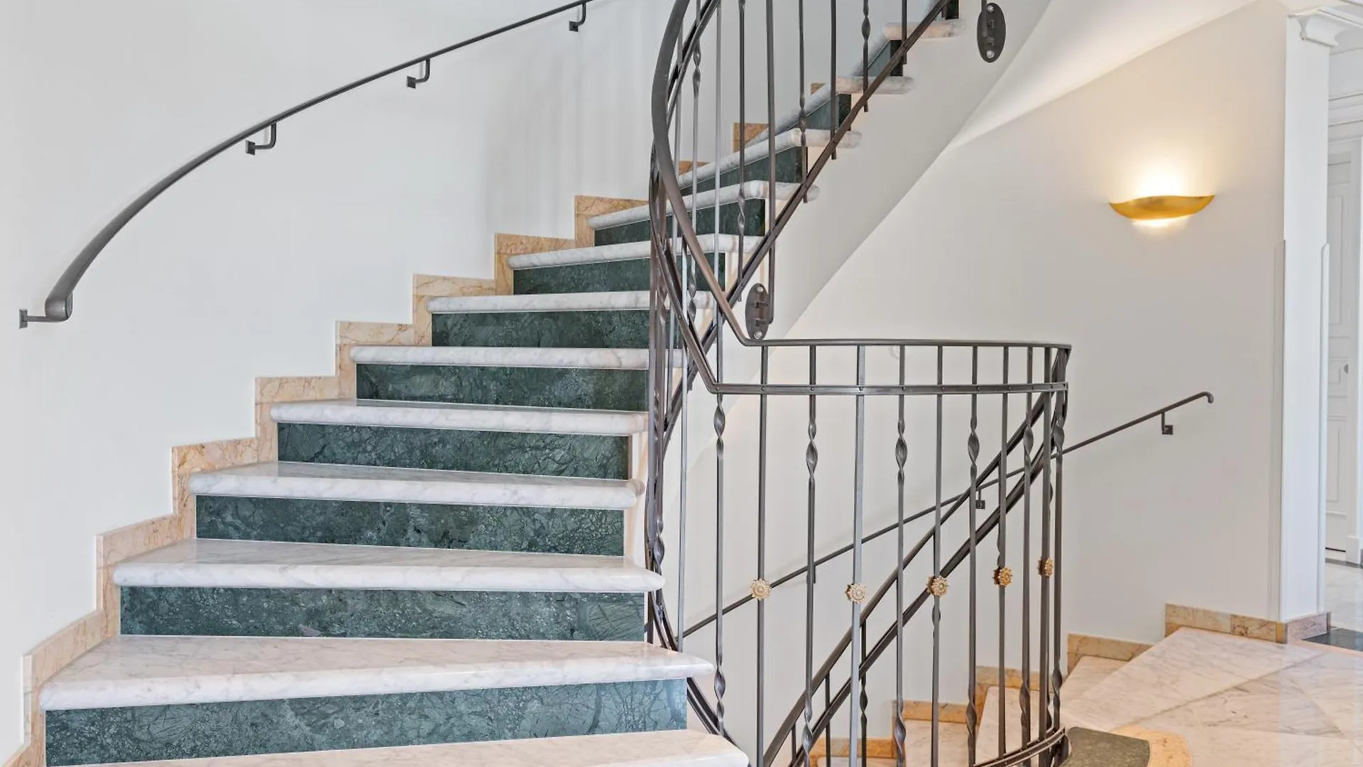 Cls Moderne City-Wohnung Hamburg Tiefgarage, Klimaanlage, 65 Zoll Smart-Tv, E-Laden, Balkon, Parken, Blick Ueber Hamburg, Cafe Im Haus, Bus Gegenueber, Flex Check In Daire